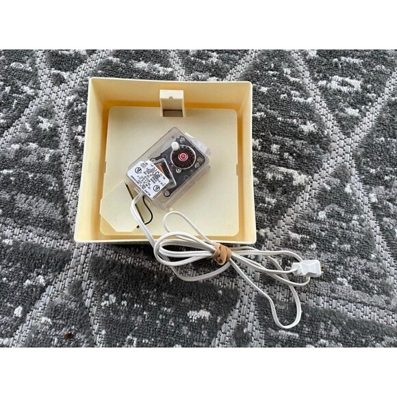 Vintage Clock - Picture 2 of 7